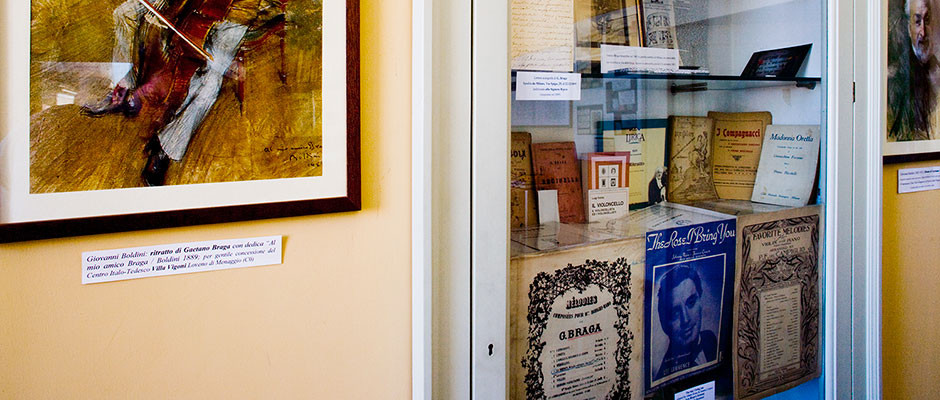 Vetrina con oggetti Casa Museo Gaetano Braga